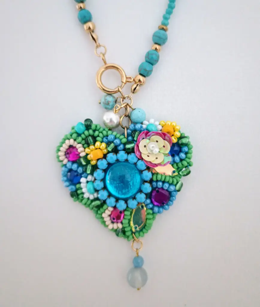 Collar Bordado Corazón