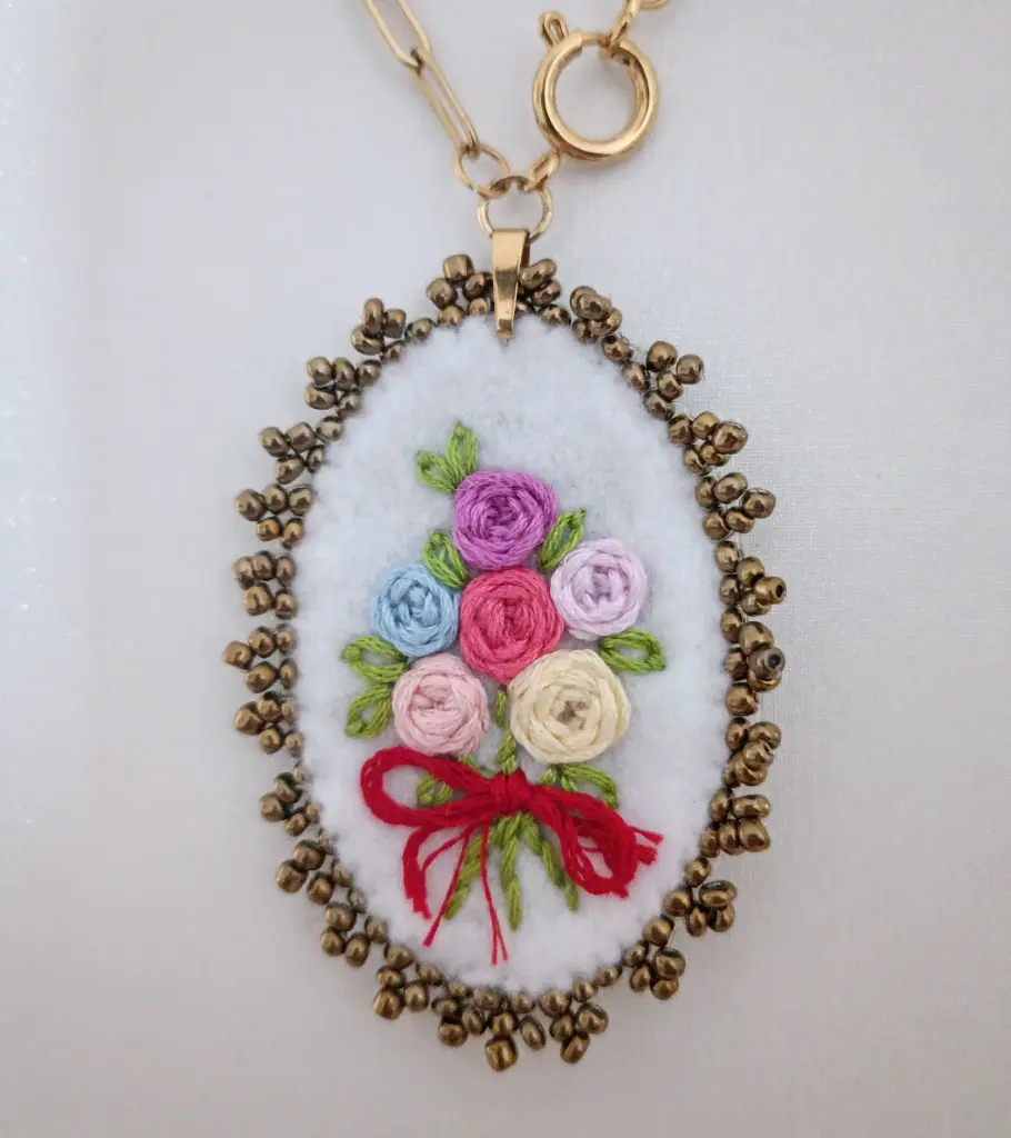Collar Bordado