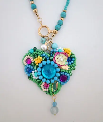 Collar Bordado Corazón
